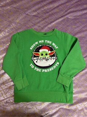 💥 KIDS Green Holiday Graphic Sweatshirt - Baby Yoda (stain)